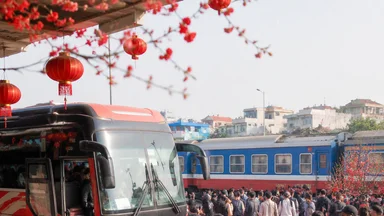 Tân Sơn Nhất Dịp Tết Và Trung Thu Xe Khách Hay Tàu Hoả Bắc Nam Lợi Hại Ra Sao