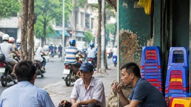 Quán Cà Phê Vỉa Hè Sài Gòn Vẫn Giữ Ghế Nhựa Sau 20 Năm Khủng Hoảng Chuỗi Cung Ứng